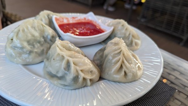 Мантъ - средноазиатската версия на пелмени. Или по-скоро оригиналът, от който са изкопирани те. Тези са пълнени с джусай - вид див чесън